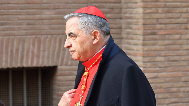 Kardinal Becciu ist einer der Angeklagten im Prozess um die Finanzen des Vatikans, von denen die Vatikanbank Rückerstattungen fordert.