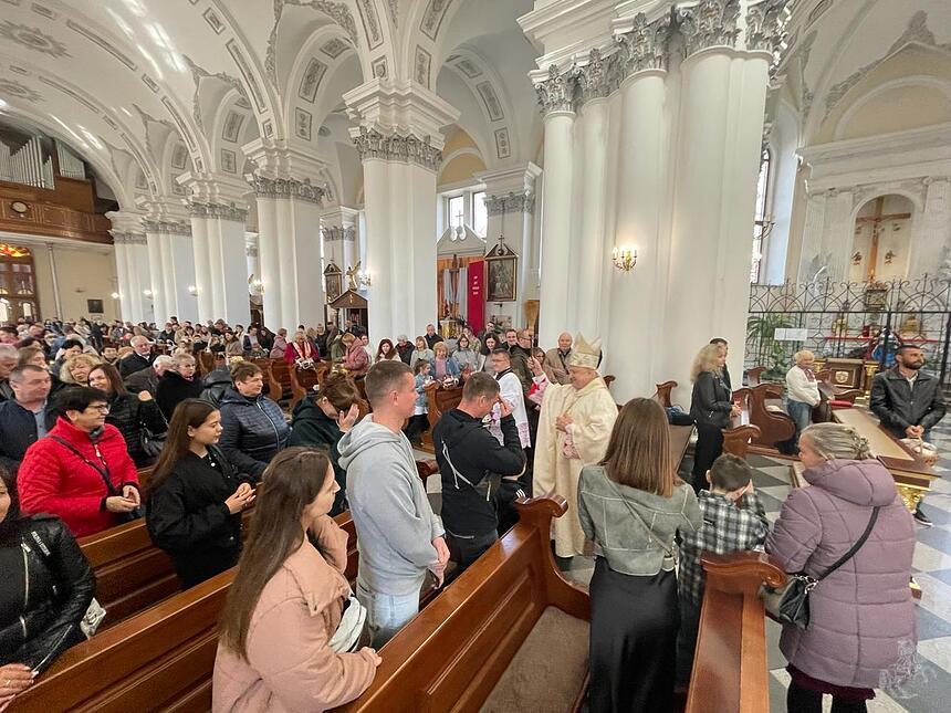 Eindrücke vom Palmsonntag in einer zerstörten Kirche in der Region Mykolaiv und von der Osterfeier in der Kathedrale in Odessa.