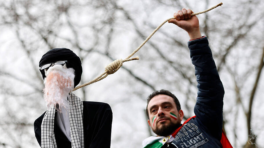Menschen in Deutschland demonstrieren für einen Regimewechsel im Iran