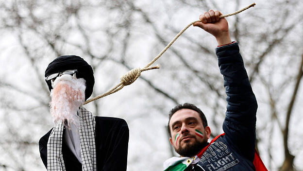 Menschen in Deutschland demonstrieren für einen Regimewechsel im Iran