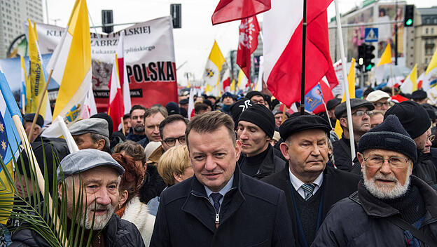 Mariusz Blaszczak während eines Marsches zur Verteidigung des verstorbenen Papstes Johannes Paul II.