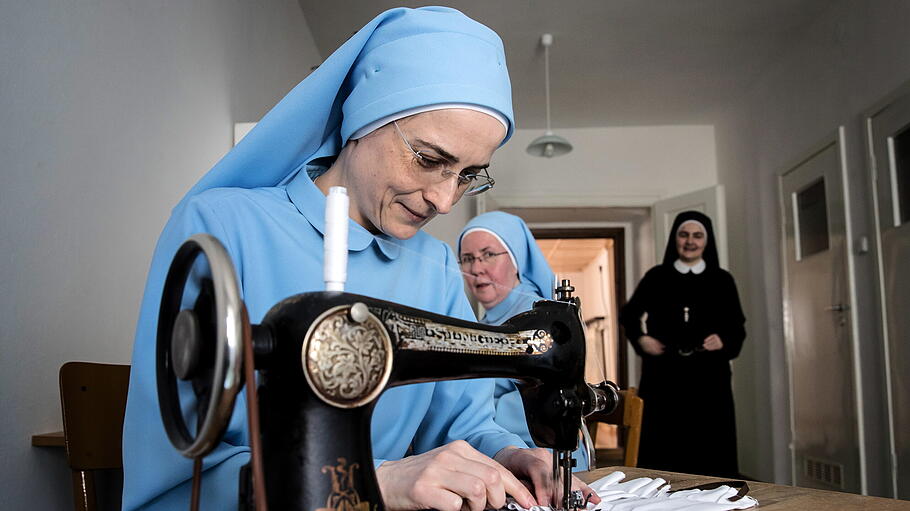 Nonnen stellen Schutzmasken gegen die Ausbreitung des Coronavirus her