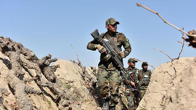 Afghanische Soldaten nehmen an einer Militäroperation teil.