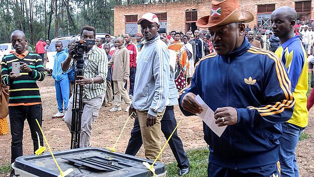 Präsident Pierre Nkurunziza stimmt bei dem Referendum über die Verlängerung seiner Amtszeit ab.