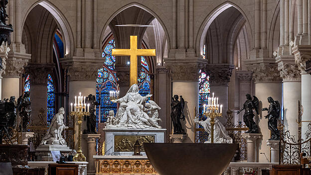 Der Altarraum der renovierten Notre Dame