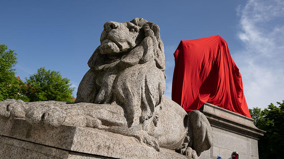 Denkmal von Kaiser Wilhelm I. bei Kirchentag mit Tuch verhüllt