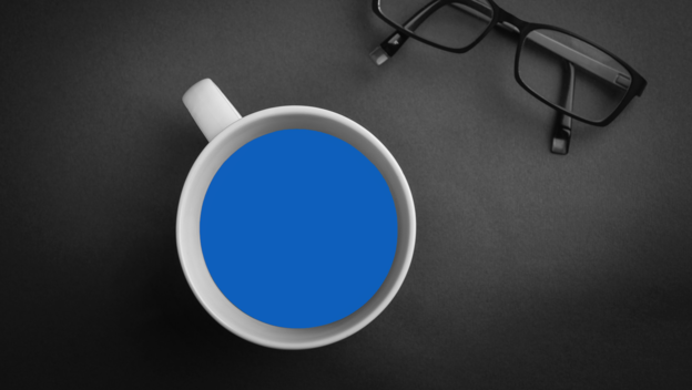 Blauer Kaffe in einer Tasse