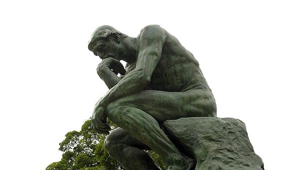 Skulptur "Der Denker" von Auguste Rodin im Garten des Musée Rodin in Paris