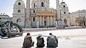 Muslime vor der Karlskirche in Wien