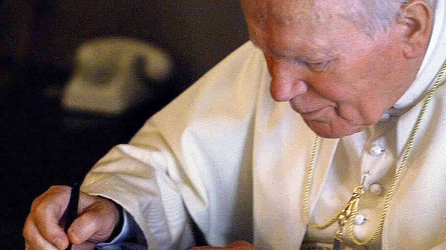 Johannes Paul II. beim Unterzeichen einer Enzyklika