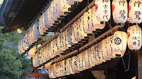 Lampions am Yasaka-Schrein in Kyoto mit Namen der Spender für den Schrein.