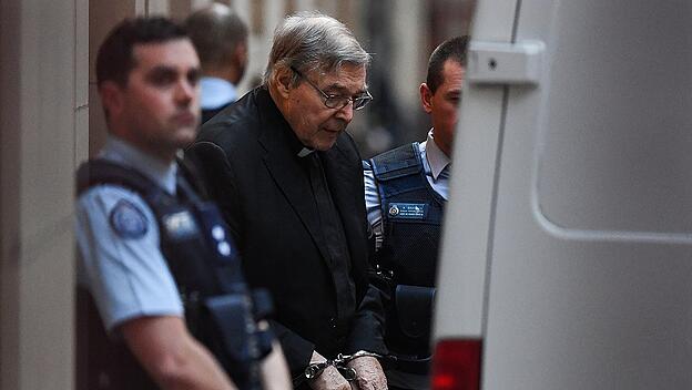 Kardinal Pell verlässt in Handschellen das Gericht