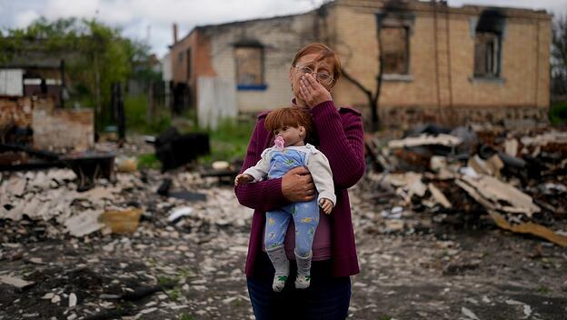 Nila Zelinska ist zu ihrem zerstörten Haus in Kiew zurückgekehrt