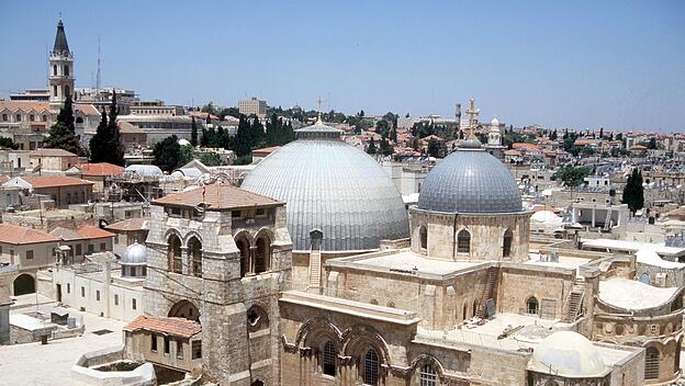 Blick von der Erlöserkirche auf die Grabeskirche in Jerusalem