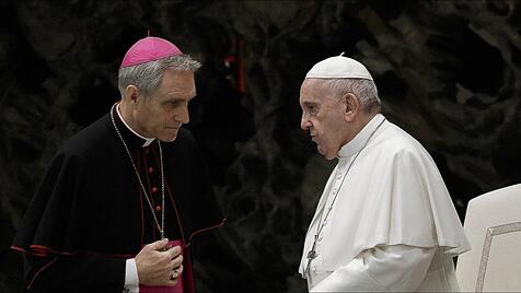 Erzbischof  Georg Gänswein und Papst Franziskus
