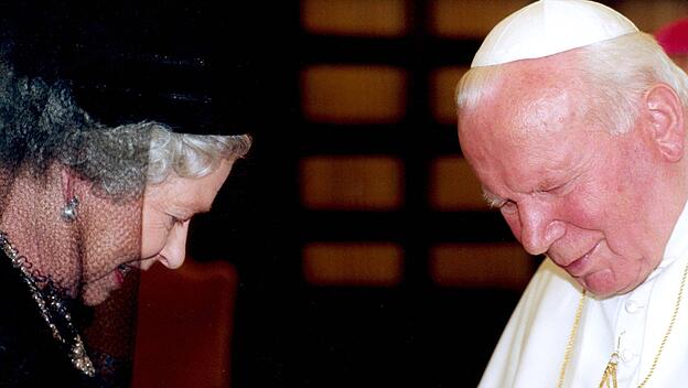 Queen Elizabeth II. und Papst Johannes Paul II.