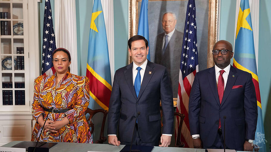 Der amerikanische Außenminister Marco Rubio mit Verhandlungspartnern aus Ruanda und dem Kongo