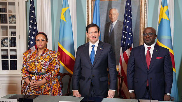 Der amerikanische Außenminister Marco Rubio mit Verhandlungspartnern aus Ruanda und dem Kongo