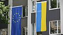 Die Flaggen der EU und der Ukraine