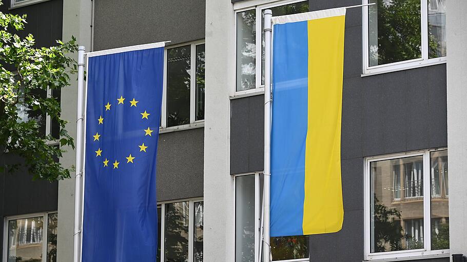 Die Flaggen der EU und der Ukraine