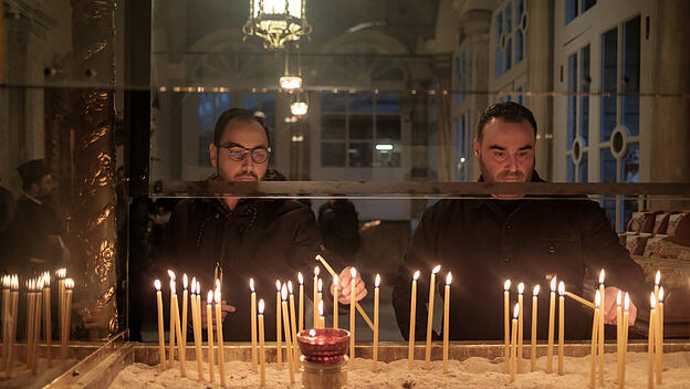 Orthodoxe Gl&auml;ubige z&uuml;nden in Istanbul Kerzen an.
