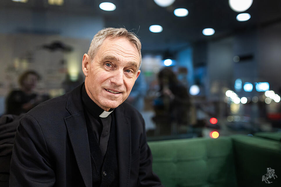 Spaziergang mit Erzbischof Georg Gänswein.