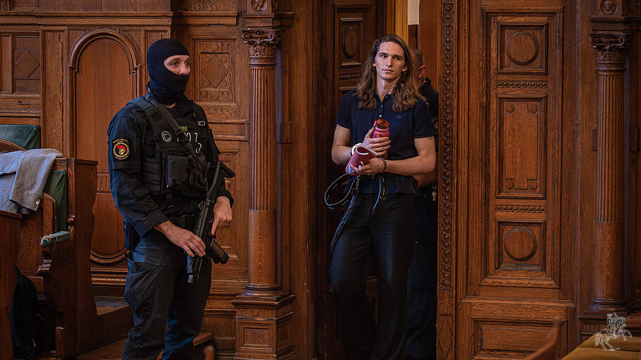 Maja T. betritt den Gerichtssaal in Budapest