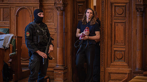 Maja T. betritt den Gerichtssaal in Budapest