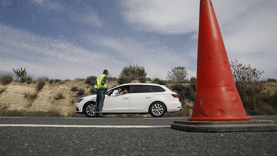 Spanien: Zivilschutzes kontrolliert die Einhaltung der Covid-19-Ausgangsbeschränkungen an einer Landstraße