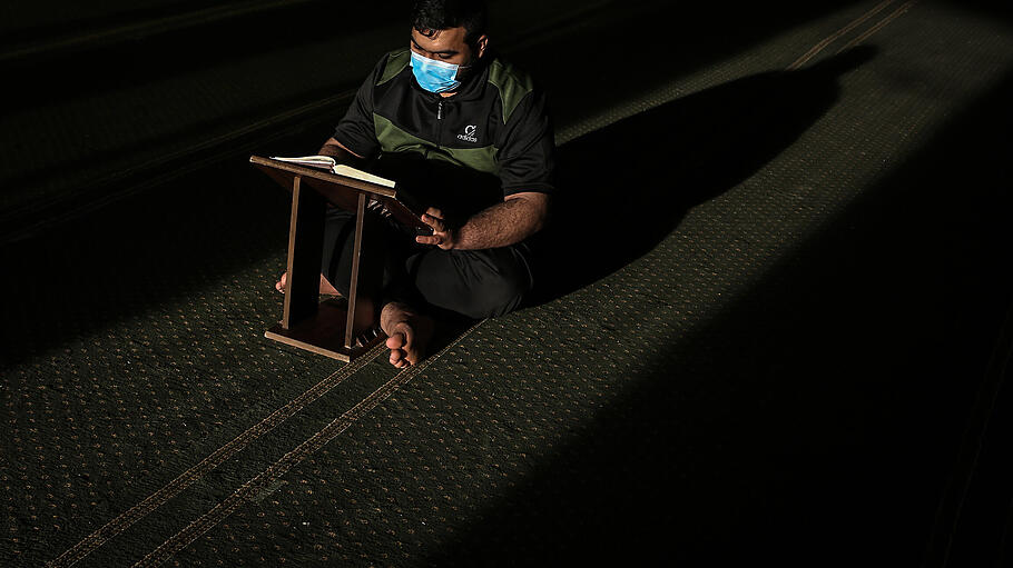 Mann liest den Koran während des Fastenmonats Ramadan