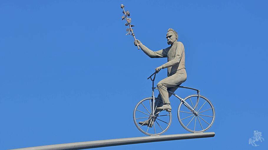 Peter Lenks Skulptur "Friedrich Hölderlin" von 2003 zeigt auch Friedrich Nietzsche auf einem Fahrrad mit Thyrsosstab