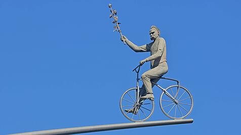 Peter Lenks Skulptur "Friedrich Hölderlin" von  2003 zeigt auch Friedrich Nietzsche auf einem Fahrrad mit Thyrsosstab