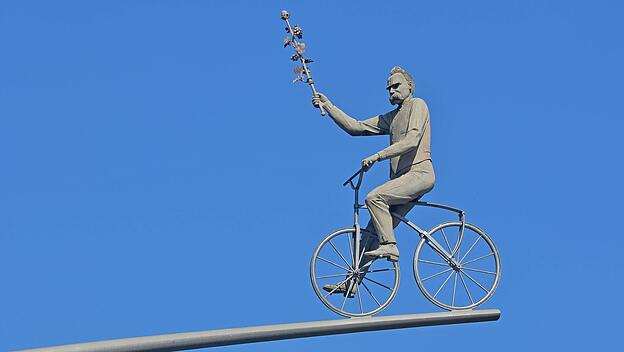 Peter Lenks Skulptur "Friedrich Hölderlin" von  2003 zeigt auch Friedrich Nietzsche auf einem Fahrrad mit Thyrsosstab