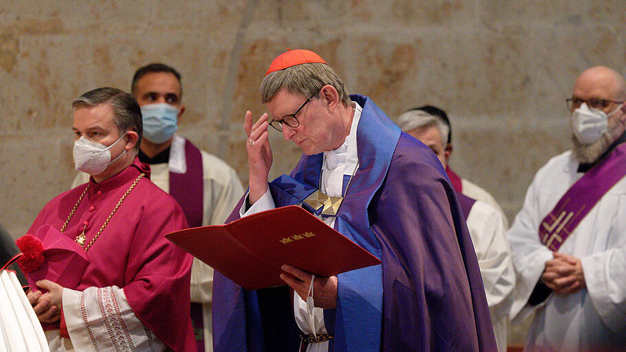 Kardinal Woelki spricht ein Weihegebet