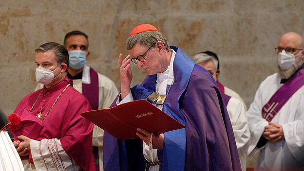 Kardinal Woelki spricht ein Weihegebet