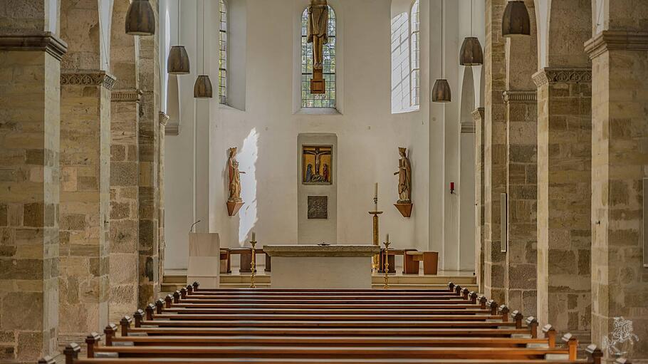 Leere Kirchenb&auml;nke