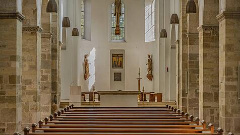 Leere Kirchenb&auml;nke