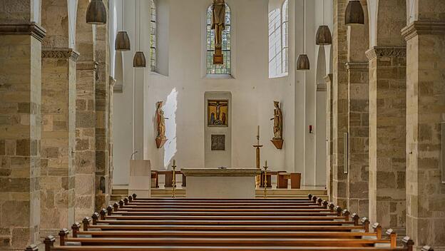 Leere Kirchenb&auml;nke