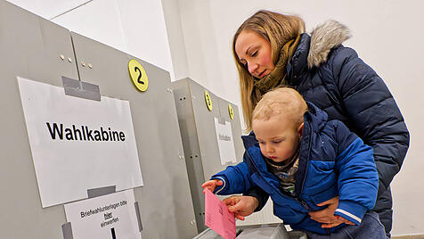 Wahlurne, Frau mit Kind