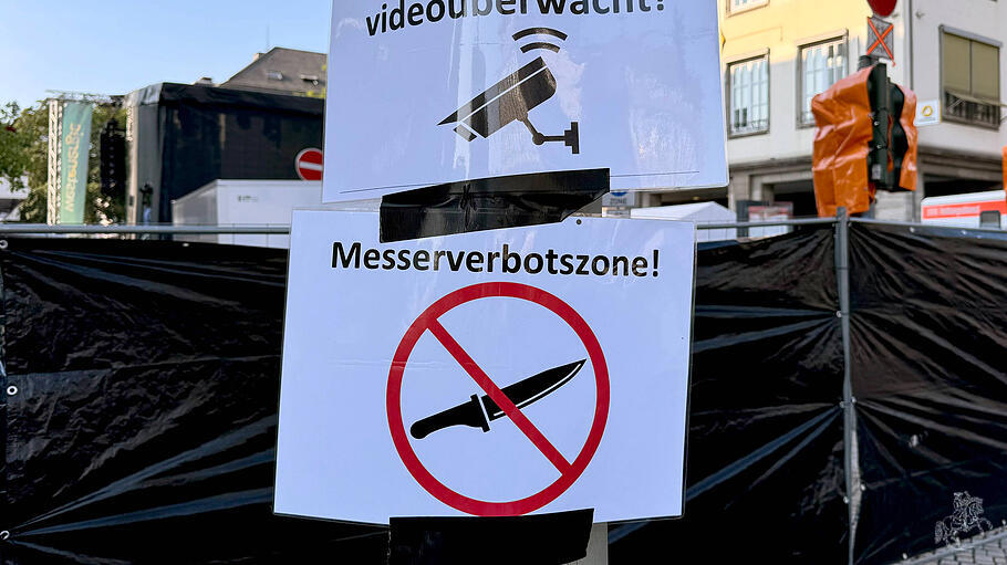 Hinweisschilder beim Stadtfest in Siegen: Videoüberwachung und Messerverbotszone