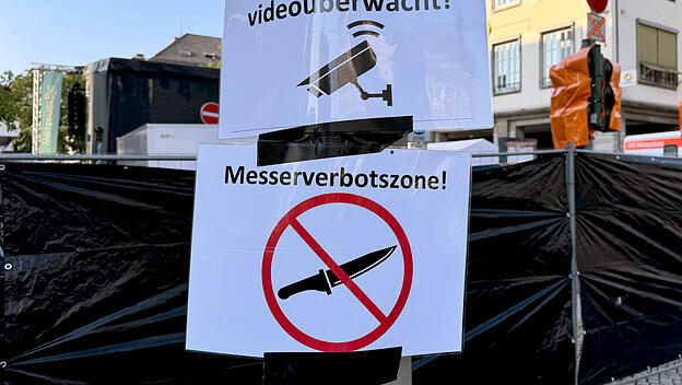 Hinweisschilder beim Stadtfest in Siegen: Videoüberwachung und Messerverbotszone