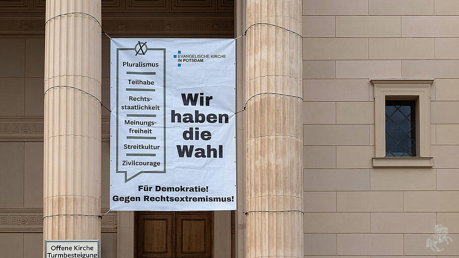 Bundestagswahlkampf, Banner an Nikolaikirche in Potsdam, "Wir haben die Wahl"
