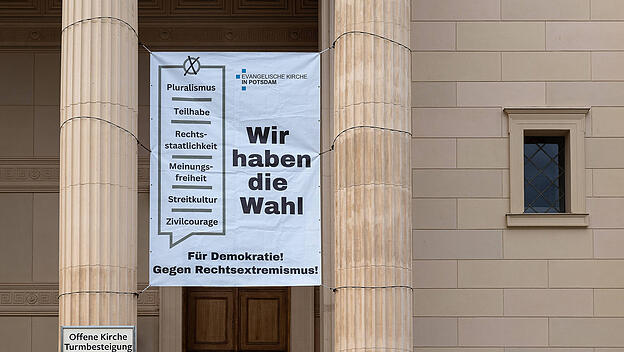Bundestagswahlkampf, Banner an Nikolaikirche in Potsdam, "Wir haben die Wahl"