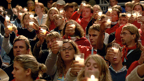 Eucharistische Anbetung während der Vigil des Kölner Weltjugendtags 2005