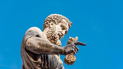 Petrus Statue mit dem Schlüssel auf der Piazza San Pietro, Vatikan