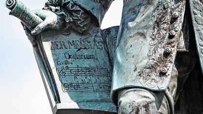 Denkmal Georg Friedrich Händels mit den Noten zu &bdquo;Messias&ldquo;
