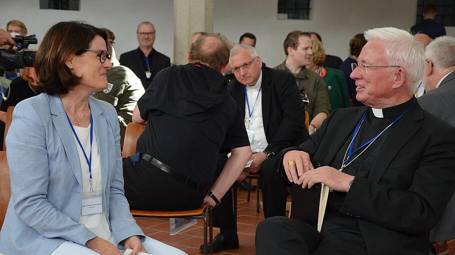 Vorsynodale Beratung der Bischofskonferenz in Mariazell - Blick ins Plenum mit Erzbischof Lackner