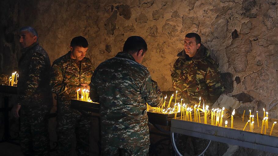Armenische Soldaten zünden im berühmten Dadiwank-Kloster Kerzen an.