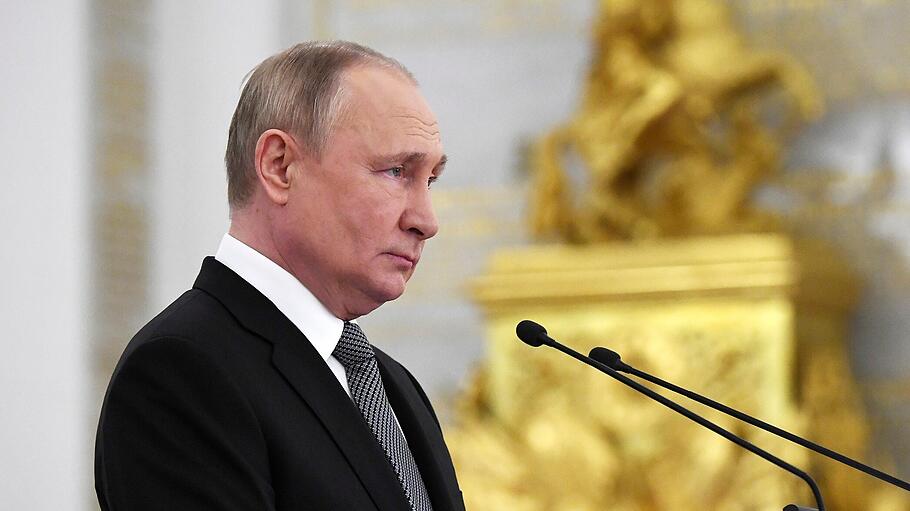 Präsident Putin hält eine Rede beim Treffen mit Absolventen höherer Militärakademien