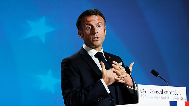 Frankreichs Präsident Emmanuel Macron  zwischen allen Stühlen